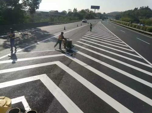 新乡辉县交通道路指示标线施工